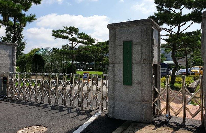 785 retractable gate 2